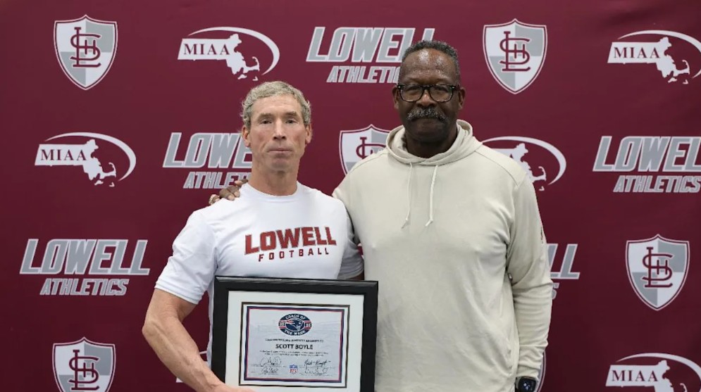 Boyle Runs Reverse Away from LHS Sideline - InsideLowell